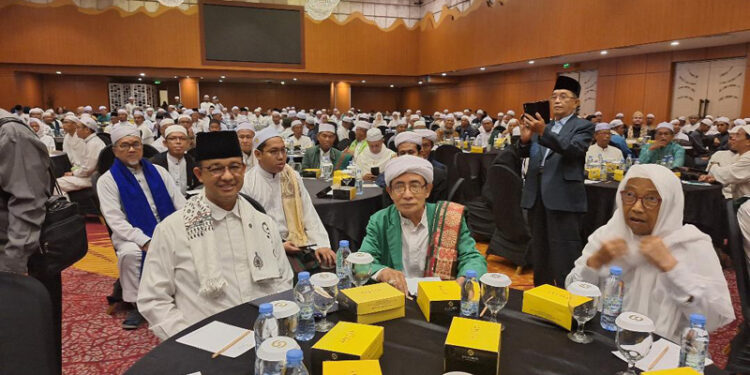 BERSAMA HABAIB DAN ULAMA - Calon Presiden RI nomor urut 1 Anies Rasyid Baswedan bersama habaib dan para ulama se-Kalsel, saat Silaturahmi dan Doa Bersama di Galaxy Hotel Banjarmasin, Selasa (5/12) siang. Pertemuan ini merupakan rangkaian kegiatan kampanye nasional Anies Baswedan selama berada di Kalsel. 
