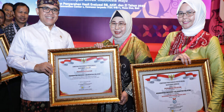 KEPALA Biro Perekonomian Provinsi Kalsel Hj Raudatul Jannah mewakili gubernur Sahbirin Noor menerima penghargaan SAKIP A dan implementasi RB Tematik dari Menteri PANRB, Abdullah Azwar Anas. 