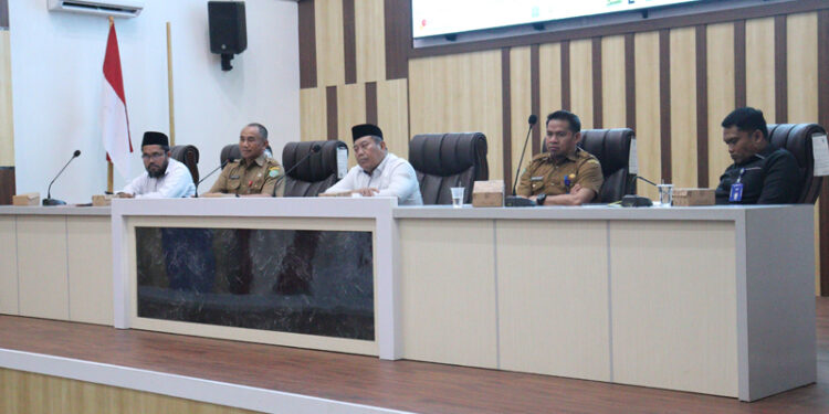 MTQ TAPIN-Rapat persiapan MTQ tingkat kabupaten Tapin yang dipimpin asisten pemerintahan dan pembngunan H Zainal Abidin SSos MM bersama jajaran pejabat di Kantor Kementerian Agama Kabupaten Tapin. 