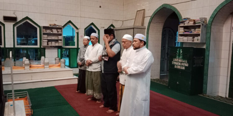 PAMAN Birin (tengah) didampingi Guru Supian ketika berziarah di Makam Syekh Arsyad Al Banjari atau Datu Kalampayan.