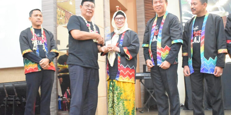 PENGHARGAAN-Gubernur Kalsel H Sahbirin Noor bersama Kepala Balai Penjaminan Mutu Pendidikan Provinsi Kalsel Yuli Haryanto SE MSI, saat menyerahkan piagam penghargaan kepada Hj Irnawati SPd MM Kepala Dinas Pendidikan Kabupaten Tapin pada penganugrahan BPMP Kalsel Award tahun 2023.