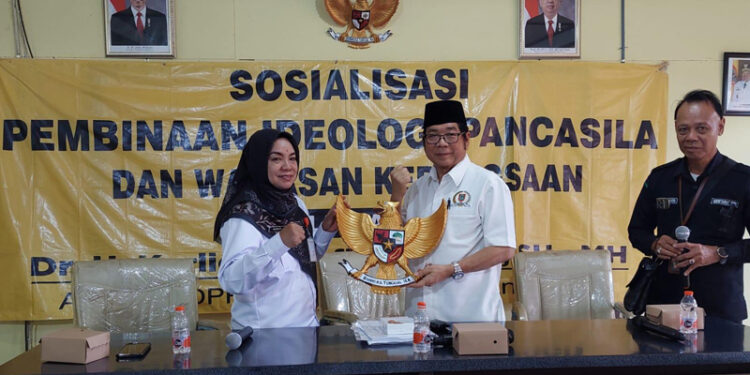 LAMBANG NEGARA - Anggota DPRD Kalsel, DR.H.Karlie Hanafi Kalianda, SH.MH menyerahkan cindera mata berupa uiran lambang negara Garuda Pancasila yang diterima Kepala Dinas Pertanian Tanaman Pangan dan Hortikultura (DTPH) Kabupaten Barito Kuala, di Marabahan.