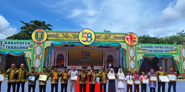 GUBERNUR Kalsel Sahbirin Noor dan Bupati Tabalong H Anang Syakhfiani betfoto bersama usai menyerahkan penghargaan kepada pejabat dan masyarakat berprestasi.