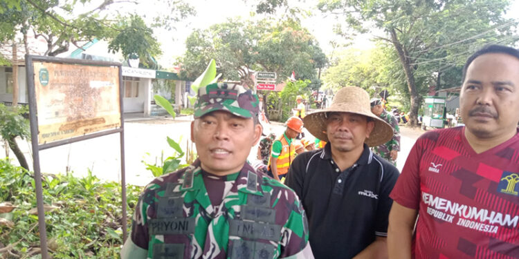 DANDIM 1010 Tapin Letkol Arh Pryoni Palebangan saat kegiatan pembersihan drainase di sepanjang jalan MTQ Kecamatan Tapin Utara.