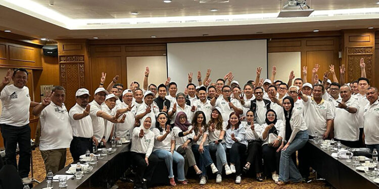 DIREKTUR Progresif Wilayah Kalimantan Selatan M Akbar Utomo Setiawan berfoto bersama di Gedung Smesco, Jakarta Selatan.