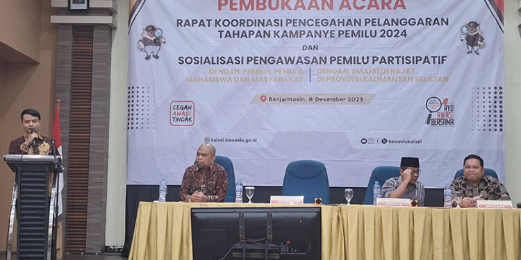 ANGGOTA Komisioner Bawaslu Kalsel Thessa Aji Budiono saat membacakan sambutan.