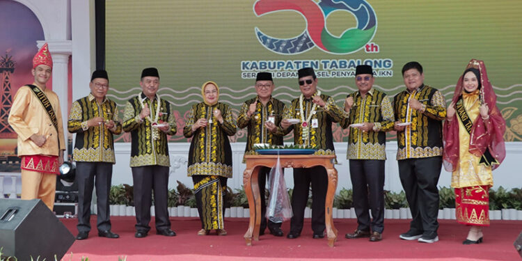 FOTO BERSAMA - Gubernur Kalsel Sahbirin Noor berfoto bersama dengan Bupati Tabalong Dr H Anang Syakhfiani MSi, Ketua DPRD Kalsel H Supian HK dan Tokoh Pemuda Kalsel H Sandi Fitrian Noor pada acara puncak peringatan Hari Jadi ke-58 Kabupaten Tabalong diĀ Tanjung, Jumat (8/12).