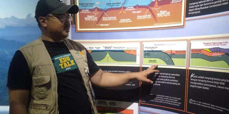 STAF Badan Pengelola Geopark Meratus Nur Arief saat menjelaskan terbentuknya bebatuan di Kalimantan Selatan yang ada di pusat informasi Geopark Meratus di kawasan Tahura Sultan Adam Mandiangin, Kabupaten Banjar.