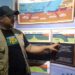 STAF Badan Pengelola Geopark Meratus Nur Arief saat menjelaskan terbentuknya bebatuan di Kalimantan Selatan yang ada di pusat informasi Geopark Meratus di kawasan Tahura Sultan Adam Mandiangin, Kabupaten Banjar.