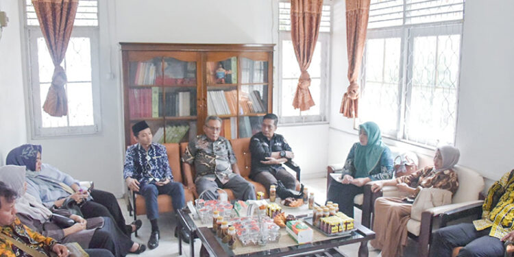 KOMISI I DPRD Kalsel saat monitoring ke KPU Kabupaten Tabalong, Jumat (8/11) siang.