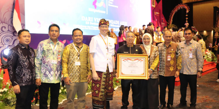 PENGHARGAAN-PJ Bupati Tapin M Syarifudin MPd saat menerima penghargaan apresiasi dan hasil evaluasi AKIP, RB dan ZI tahun 2023 dari Kementerian Pendayagunaan Aparatur Sipil Negara dan Reformasi Birokrasi memberikan penghargaan kepada pemerintah kabupaten Tapin atas prestasinya sebagai instansi pemerintah dengan implementasi RB tematik terbaik pada semua tema tahun 2023 di Jakarta (06/12).