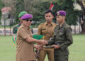 GUBERNUR Kalimantan Selatan H Sahbirin Noor ketika menyerahkan sertifikat Pendidikan Kursus Kader Pelaksana Nasional (Suskalaknas) Resimen Mahasiswa (Menwa) kepada seorang peserta kursus di Rindam VI Mulawarman, Banjarbaru, Senin (11/12).Â