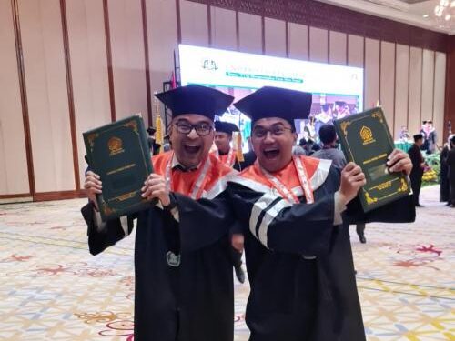 Sahrul Gunawan(kanan) raih gelar Magister Ilmu Tafsir Alquran.