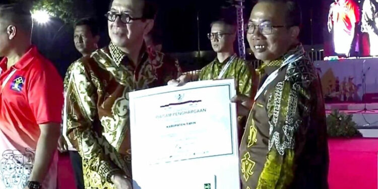 PENGHARGAAN-PJ Bupati Tapin M Syarifudin MPd saat menerima penghargaan Kabupaten peduli HAM yang diserahkan oleh Menteri Hukum dan HAM RI Prof. Yasonna Hamonangan Laoly, S.H., M.Sc., Ph.D pada Peringatan Hari HAM Sedunia ke-75 Tahun 2023 , Minggu, 10 Desember 2023, bertempat di Lapangan Banteng Jakarta baru - baru tadi.