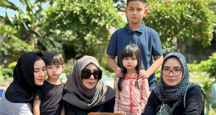 Syahnaz nyekar ke makam mertua.