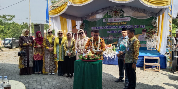 POTONG TUMPENG-PJ Bupati Tapin M Syarifudin MPd saat bersama - sama melaksanakan potong tumpeng memperingati HUT Kecamatan Binuang ke 58. 