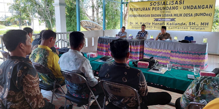 ANGGOTA DPRD Kalsel Dr H Karlie Hanafi Kalianda SH MH saat menyampaikan materi sosialisasi tentang bumdes di Kecamatan Cerbon, Kabupaten Barito Kuala, Jumat (22/12).