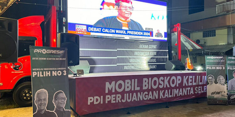 VIDEOTRON berukuran 10 meter persegi yang di hadirkan PDIP untuk menonton debat cawapres, Jumat (22/12) malam.