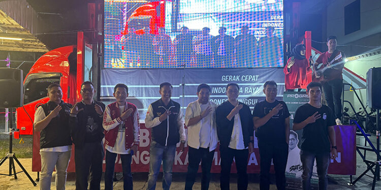 DIREKTUR Progresif Wilayah Kalsel M Akbar Utomo Setiawan bersama Ketua PDI Perjuangan Kalsel M Syaripuddin dan para Relawan Ganjar-Mahfud berfoto bersama usai nonbar debat cawapres.