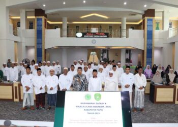 KETUA MUI-PJ Bupati Tapin M Syarifudin MPd, Ketua DPRD Tapin H Yamani SAK MM, Ketua MUI terpilih KH Hamdani pada acara Musda Ke X MUI Kabupaten Tapin. 