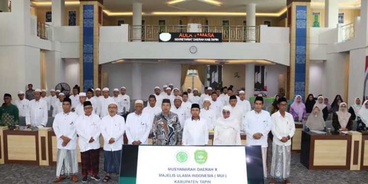 KETUA MUI-PJ Bupati Tapin M Syarifudin MPd, Ketua DPRD Tapin H Yamani SAK MM, Ketua MUI terpilih KH Hamdani pada acara Musda Ke X MUI Kabupaten Tapin.