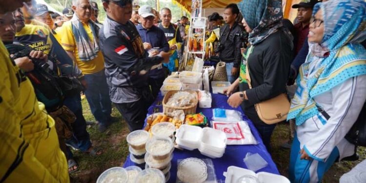 SALAH satu upaya Gubernur Kalsel Paman Birin mengendalian inflasi dengan turun ke desa (turdes) membeli produk UMKM di Kabupaten Tabalong beberapa waktu lalu. 