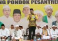 GUBERNUR Kalsel Paman Birin memberikan sambutan saat peresmian tebing siring Ponpes Darussalam sepanjang 137 meter.M