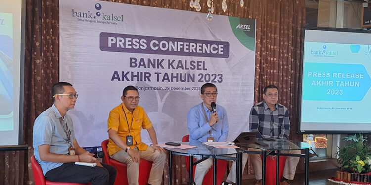 DIREKTUR Utama Bank Kalsel Fahrudin bersama jajaran direksi saat Press Conference Bank Kalsel Akhir tahun 2023 di Sante Caffe Hotel Fugo Banjarmasin, Jumat (29/12).