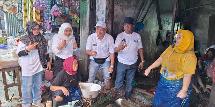 DIREKTUR Progresif Wilayah Kalsel Muhammad Akbar Utomo Setiawan ketika menyerap aspirasi para pedagang dan pembeli di Pasar Muara Kelayan Banjarmasin, Sabtu (30/12) pagi.