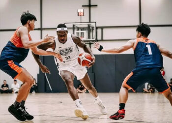 PEMAIN Dewa United Banten Lester Prosper saat berusaha melewati dua pemain Pelita Jaya Bakrie Jakarta pada laga uji coba beberapa waktu lalu.