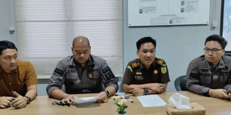 KEJARI Tabalong saat memberikan informasi terkait uang pengganti sementara dugaan tindak pidana korupsi pembangunan RS Kelua Tahun Anggaran 2020.