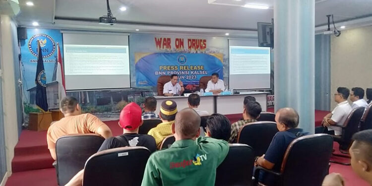 KEPALA BNNP Kalsel Brigjen Pol Wisnu Andayana saat pers release akhir tahun.