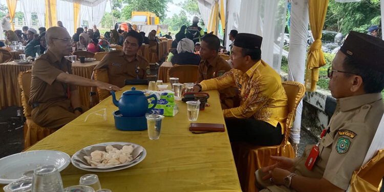 PJ Bupati Tapin M Syarifuddin MPd bersama Sekretaris Daerah Kabupaten Tapin Dr H Sufiansyah saat memantau rest area arus balik di perempatan Hutan Kota Rantau, Senin (15/1).