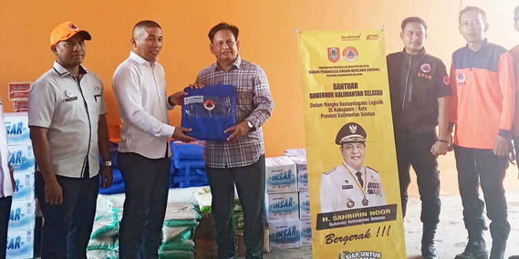 BANTUAN LOGISTIK - Kepala BPBD Kalsel R Suria Fadliansyah melalui Kabid Pencegahan dan Kesiapsiagaan Bambang Dedi Mulyadi menyerahkan bantuan logistik dari Gubernur Kalsel Sahbirin Noor kepada Kepala BPBD HST Ahmad Apandi di Kantor BPBD HST, Rabu (3/1).