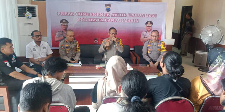 KAPOLRESTA Banjarmasin Kombes Pol Sabana Atmojo  Martosumito didampingi Wakapolresta Kombes Pol Pipit Subianto saat press release akhir tahun.