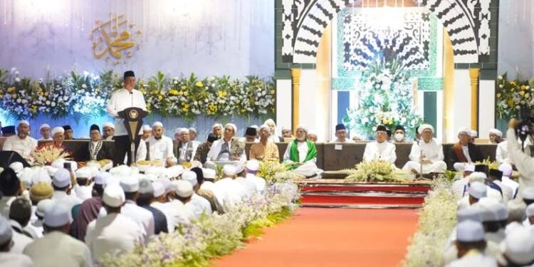 GUBERNUR Kalsel Sahbirin Noor saat menyampaikan sambutan pada acara haul ke-18 Abah Guru Sekumpul di kediamannya, Kampung Keramat Martapura, Kabupaten Banjar tahun 2023. (Foto: arsip/mb)