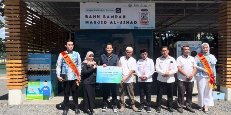 KEPALA Bank Kalsel Cabang Syariah Banjarmasin Yuanita Evayanti saat menyerahkan bantuan kepada Founder Banua Green Hub Dendy Primanandi bersama Perwakilan Pengelola Masjid Al-Jihad Banjarmasin H Taufik Hidayat.