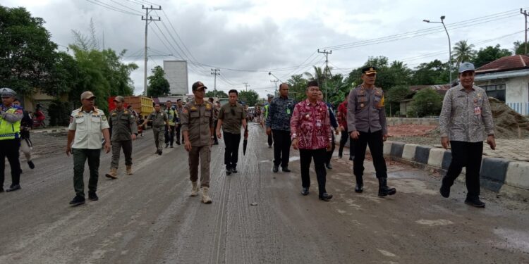 ,center>TINJAU - Pj Bupati Tapin M Syarifudin MPd bersama Kapolres AKBP Sugeng Priyanto SIK dan Kepala Dinas PUPR Rizkan Noor ST dan instansi terkait lainnya saat meninjau proyek pembangunan Bundaran Bungur, Kamis (4/1).