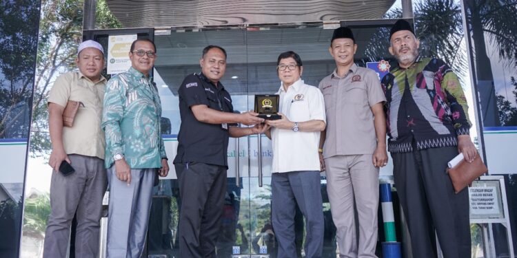 KOMISI II DPRD Kalsel saat melakukan kunjungan ke Kantor Bank Kalsel Cabang Batulicin.