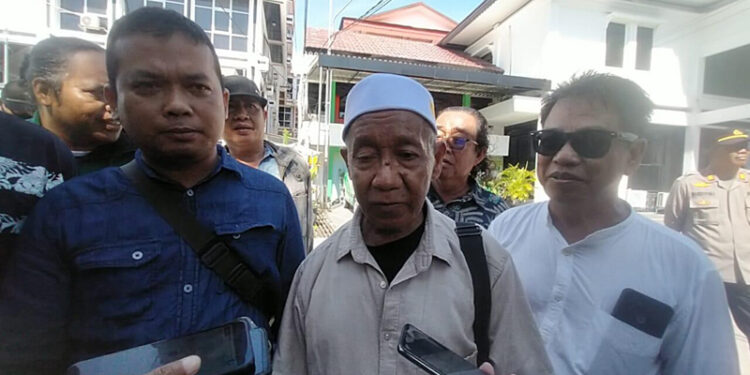 LSM KMPIB Kalsel bersama koalisi LSM Kalsel menggelar aksi damai di depan Kantor Kejaksaan Tinggi (Kejati) Banjarmasin.