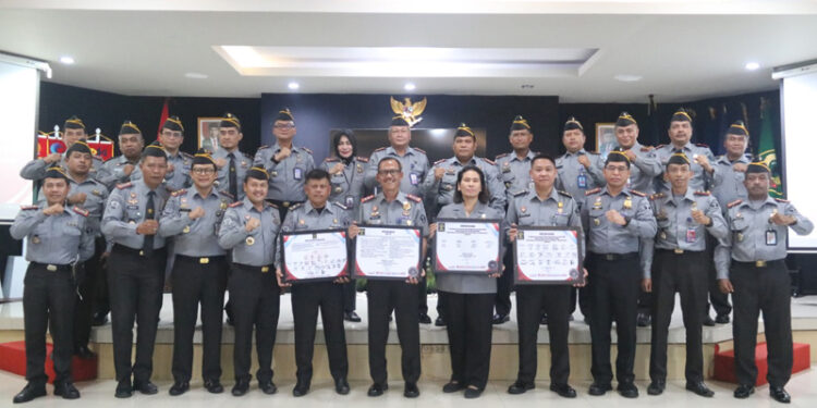 Kepala Kanwil Kemenkumham Provinsi Kalsel, Faisol Ali bersama jajarannya usai penandatanganan Komitmen Bersama Pembangunan Zona Integritas (ZI), Penandatanganan Perjanjian Kinerja, dan Netralitas Aparatur Sipil Negara (ASN) untuk tahun 2024.