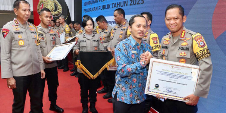 Kapolresta Banjarmasin, Kombes Pol Sabana Atmojo Martosumito menerima penghargaan dari Ombudsman RI Kalimantan Selatan antara lain disaksikan Kapolda Kalsel, Irjen Polisi Winarto.