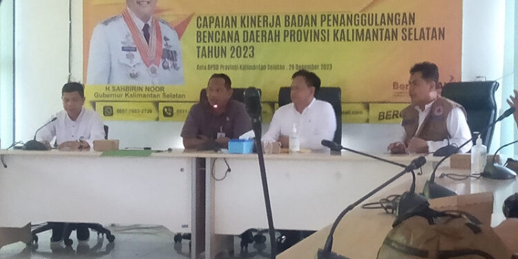 KEPALA BPBD Kalsel R Suria Fadliansyah didampingi Kabid Pencegahan dan Kesiapsiagaan Bambang Dedi Mulyadi saat menyampaikan ekspose kinerja BPBD Kalsel tahun 2023.