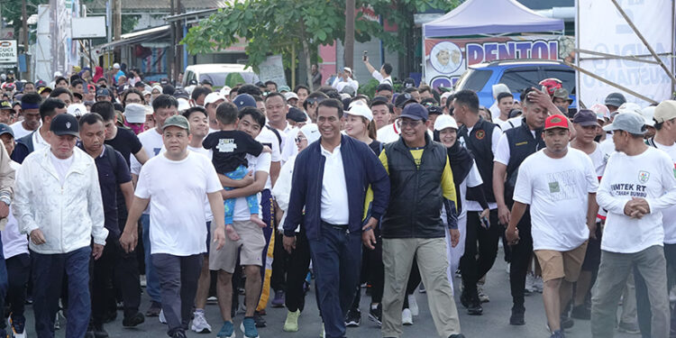BATFEST 2023 - Gubernur Kalsel Sahbirin Noor, Menteri Pertanian RI Andi Amran Sulaiman, Pimpinan Jhonlin Group H Samsudin Andi Arsyad, Wakil Gubernur Kalsel H Muhidin, dan ribuan masyarakat saat mengikuti Batfest Tahun 2023 di Jhonlin Pantai Festival, Simpang Empat, Kabupaten Tanah Bumbu, Minggu (31/12) pagi.