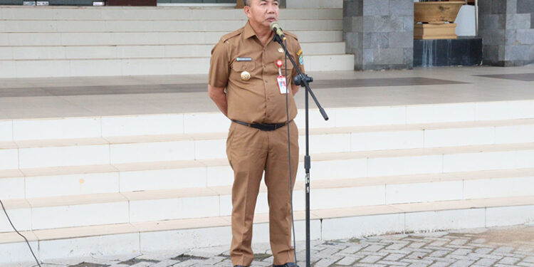 PJ Bupati Tapin M Syarifudin MPd saat menjadi pembina apel peningkatan disiplin ASN.