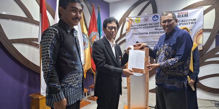 KEPALA LLDKT XI DR Drs M Akbar MSI menyerahkan SK izin perubahan bentuk Akbid Bunga Kalimantan menjadi Politeknik Indonesia Banjarmasin kepada Ketua Yayasan Pendidikan Bunga Kalimantan Ronny Ralin Pangemanan didampingi Pembina Yayasan Pendidikan Bunga Kalimantan Drs H Rusdiansyah MSc MM.