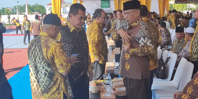 H Syahrani saat berbincang dengan Pemimpin Umum SKH Mata Banua H Fachruddin Nor Ifansyah pada puncak perayaan Hari Jadi Kabupaten Tapin beberapa waktu lalu.