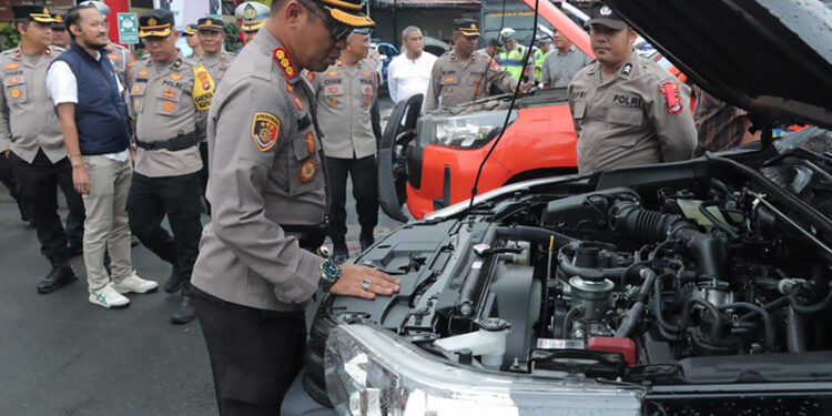 CEK KESIAPAN - Kapolresta Banjarmasin Kombes Pol Sabana Atmojo Martosumito saat memeriksa kesiapan Operasi Mantap Brata di mako setempat.