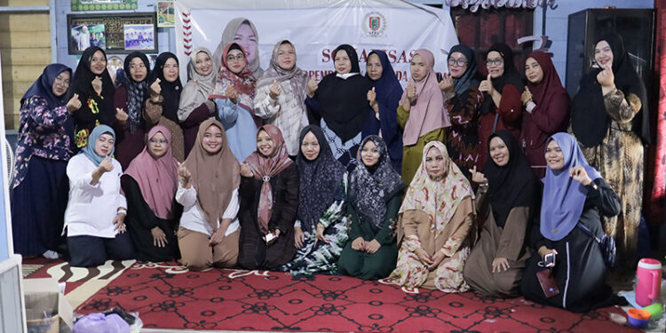 FOTO BERSAMA - Wakil Ketua DPRD Kalsel Hj Mariana berfoto bersama warga usai Sosialisasi Perda tentang Pemberdayaan Perempuan dan Perlindungan Anak di Dusun Berkah, Desa Beruntung Raya, Kecataman Satui, Kabupaten Tanah Bumbu.