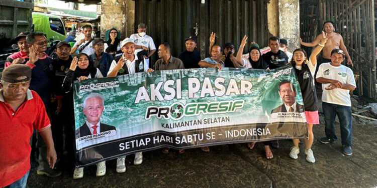 RELAWAN Progresif Wilayah Kalsel foto bersama masyarakat dan pedagang di Pasar Sentra Antasari, Kecamatan Banjarmasin Tengah, Sabtu (6/1) pagi.